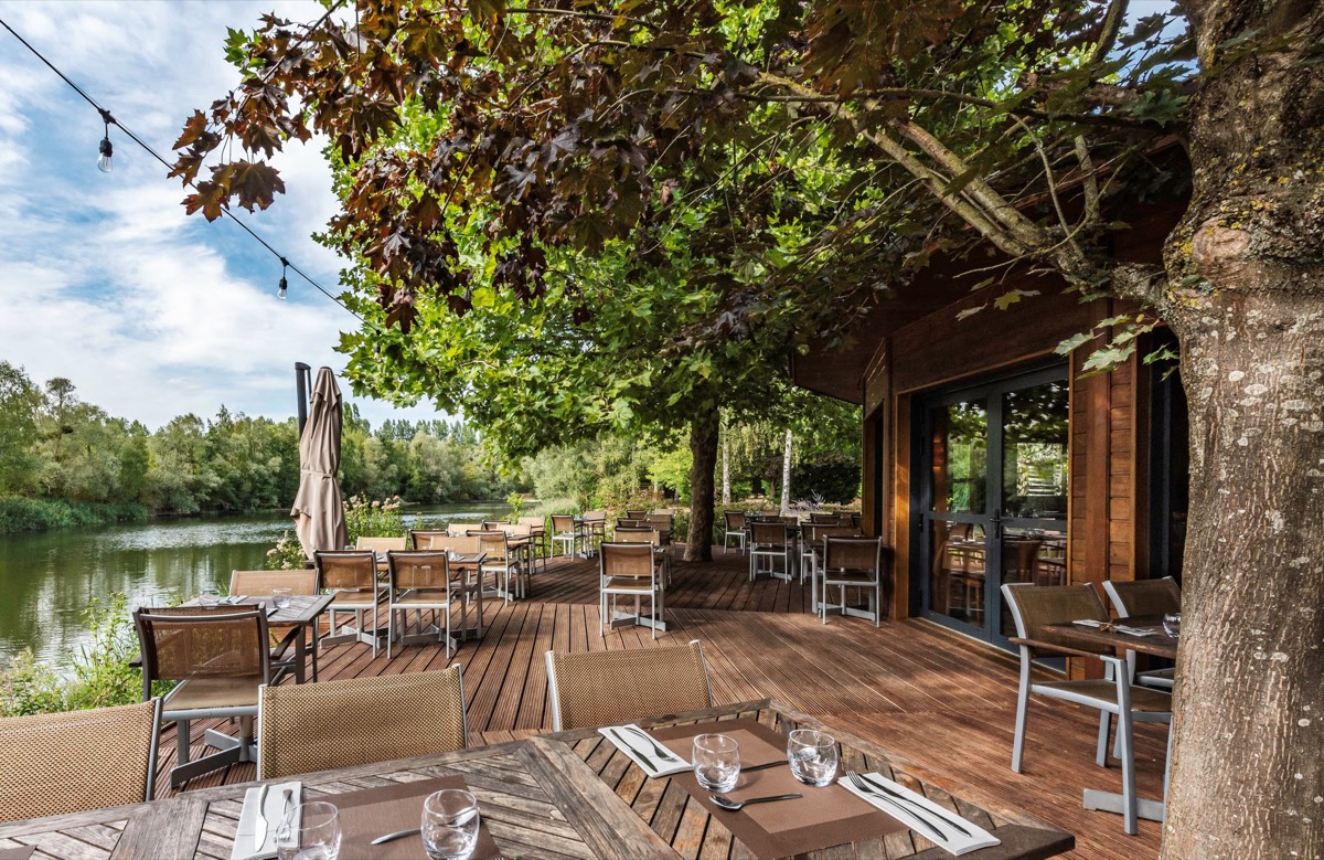 Terrasse arborée avec vue panoramique sur l'étang