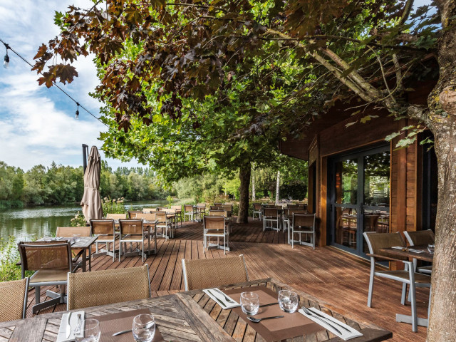 Les Étangs de l'Abbaye Terrasse arborée au bord de l'eau